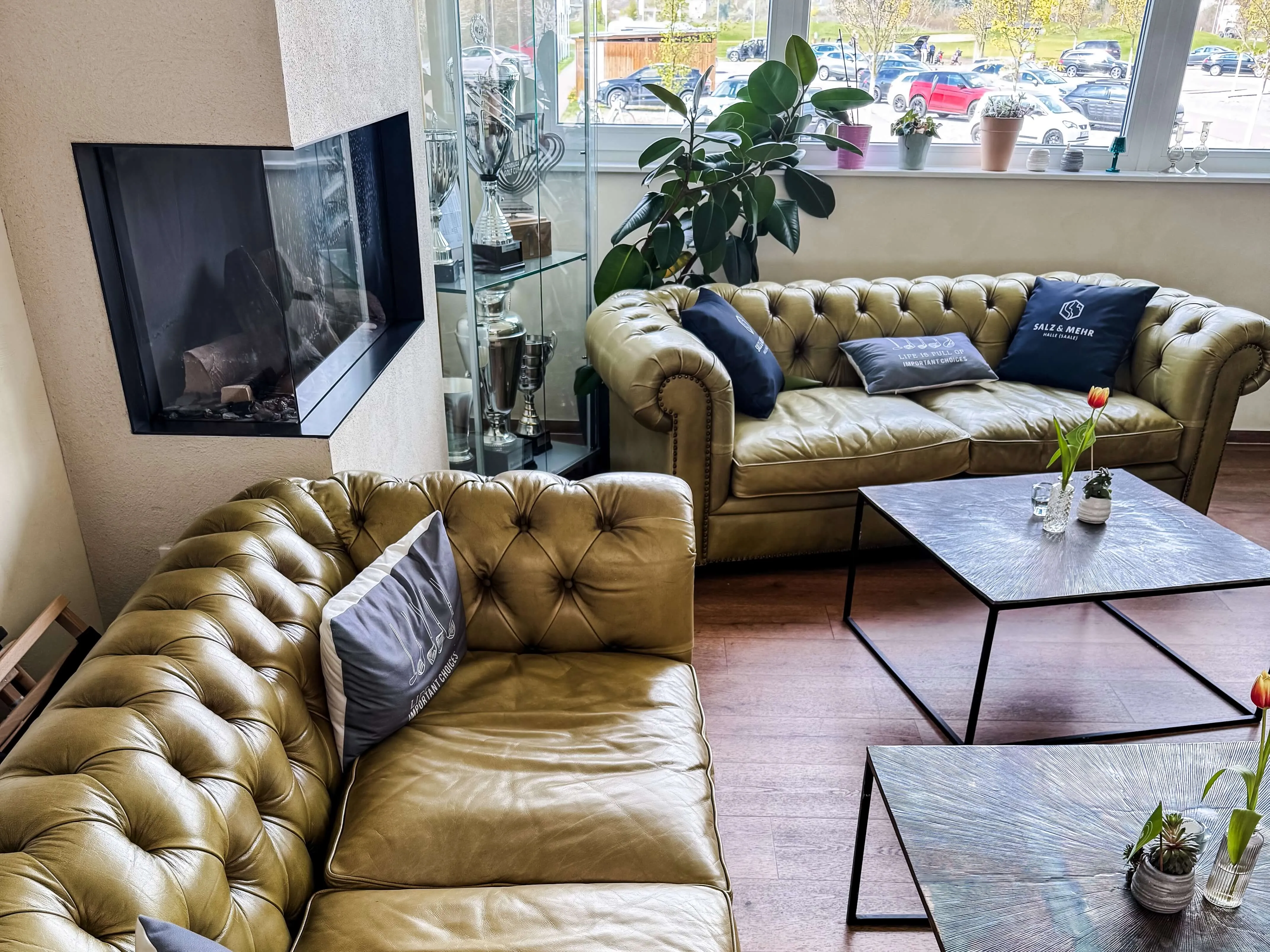 Lounge mit Ledersofas und Kamin im HuGo