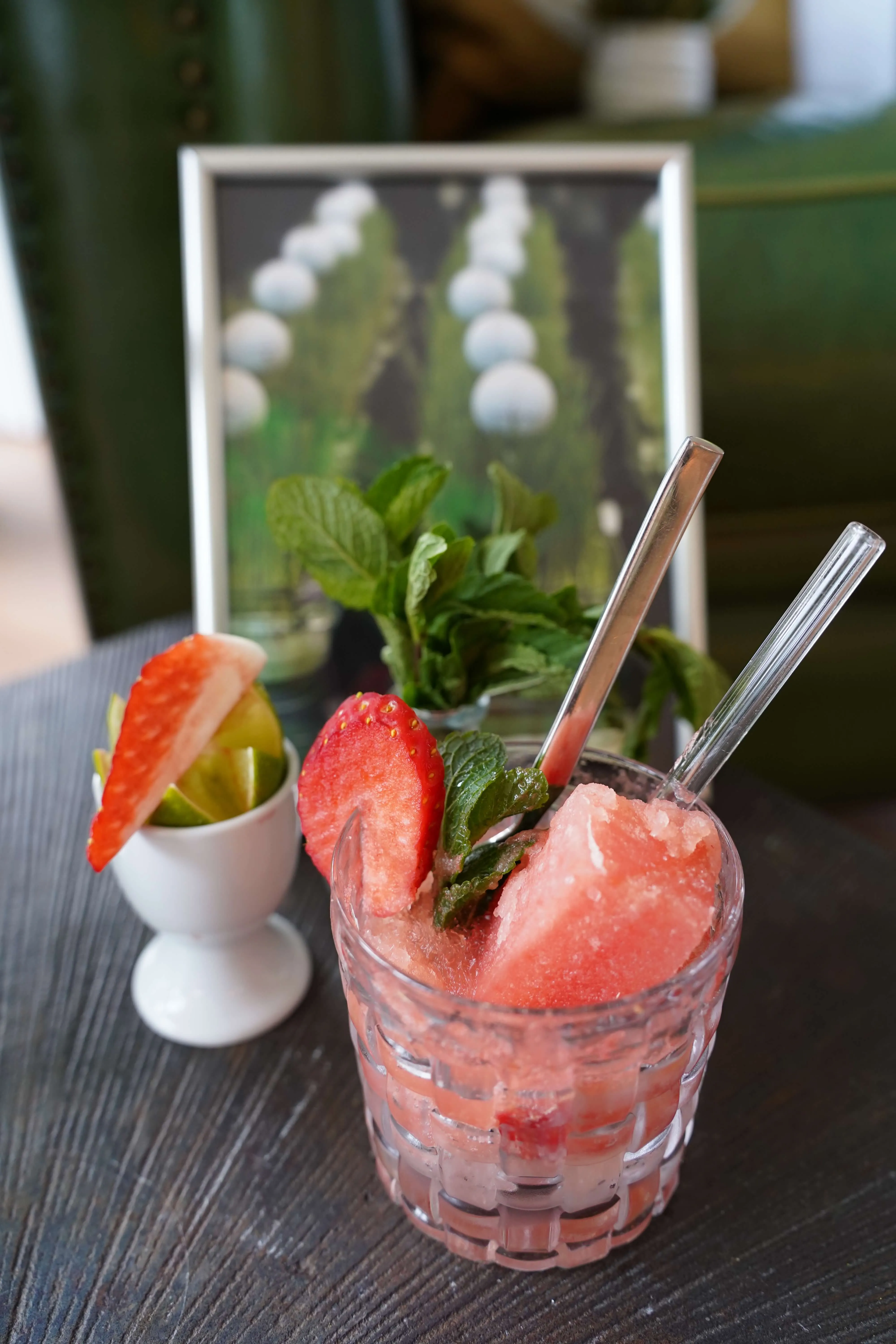 Drink mit Erdbeeren und Minze