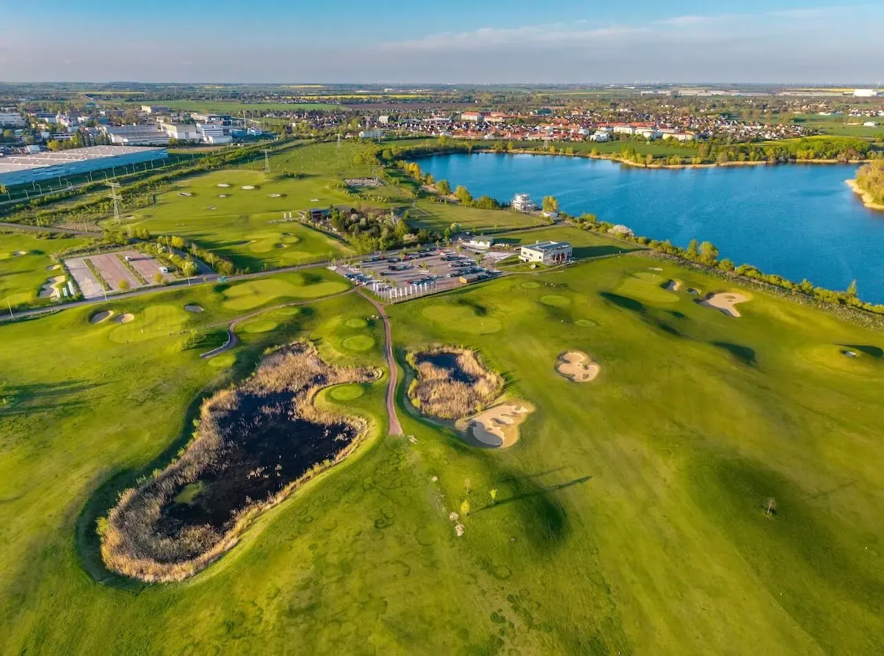 Restaurant-Terrasse mit Blick auf den Golfplatz am Hufeisensee